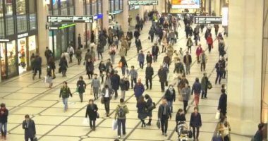 Turistler ve Japonca Japonca alışveriş bölgesi yürümek