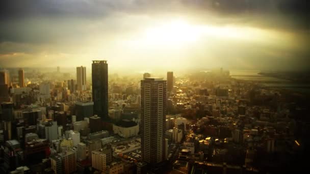 La luce rotola attraverso la nuvola sulla città di Osaka — Video Stock