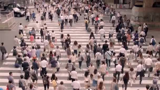 Crowds walk across busy street in Japan — Stock Video