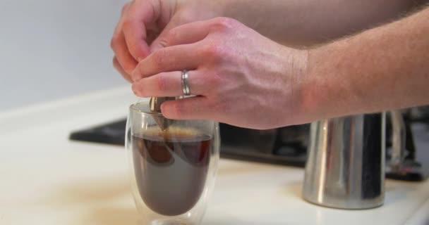 Fazendo café gotejamento 4K — Vídeo de Stock