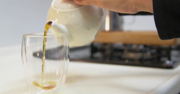 유리 컵에 난로에서 커피를 양조 갓 쏟아져. — 비디오
