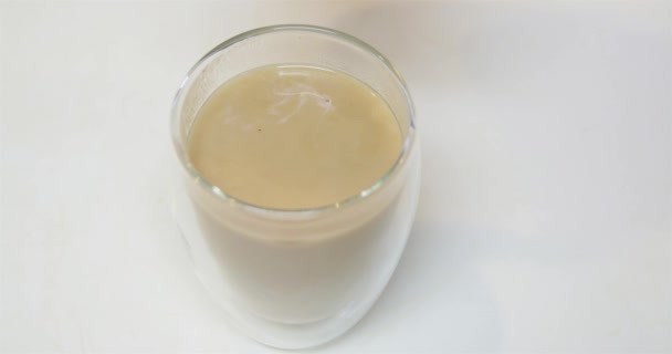 Tire la mise au point en versant du café dans une tasse en verre 