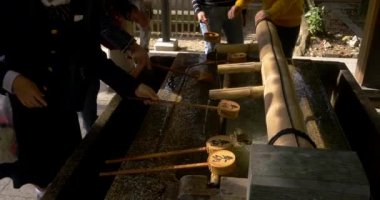 Tapınak Kyoto'da girmeden önce yıkama eller