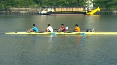 Öğrenciler satır tekneler Nehri üzerinde