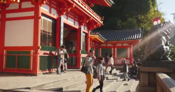 Άνθρωποι με τα πόδια μέσα και έξω από ένα ναό του Κιότο — Αρχείο Βίντεο