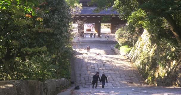 Pareja entra en famoso templo en Kyoto Japón — Vídeo de stock