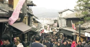Bir eski kyoto Street, Japonya hareket turist geniş açı çekim