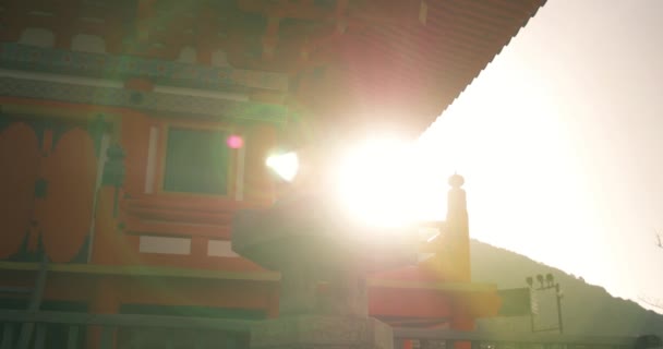 Pohybující se zastřelil velmi jasné ranní slunce odhaluje oranžové chrámu v Kjótu, Japonsko — Stock video