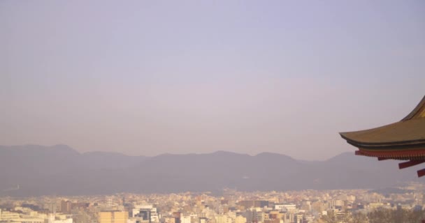 Ángulo alto plano medio Templo de Kioto con vistas a la ciudad de Kioto — Vídeos de Stock