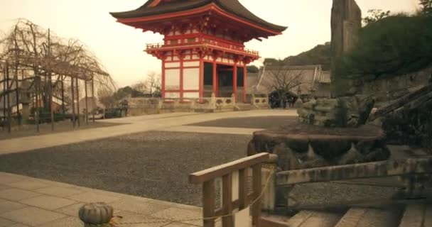 Sabit cam kadeh Tapınağı avluda Kyoto, Japonya — Stok video