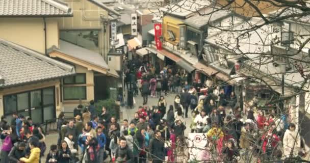 Υψηλή γωνία πυροβολισμό των τουριστών, περπατώντας μέσα από τον παραδοσιακό δρόμο στο Κιότο, Ιαπωνία — Αρχείο Βίντεο