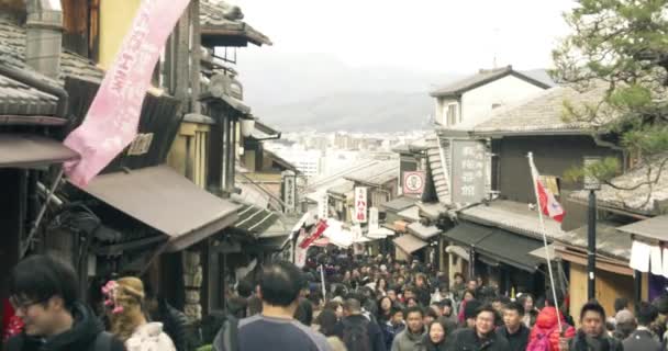 Amplio ángulo de tiro de turistas que se mueven a través de una vieja calle kyoto, Japón — Vídeos de Stock