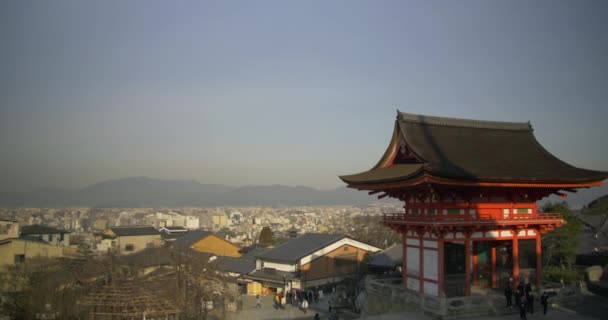 Широкоугольная панорама храма Киото с видом на город Киото, Япония — стоковое видео