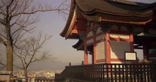 Groothoek schot van Kyoto tempel met uitzicht op Kyoto City, Japan — Stockvideo