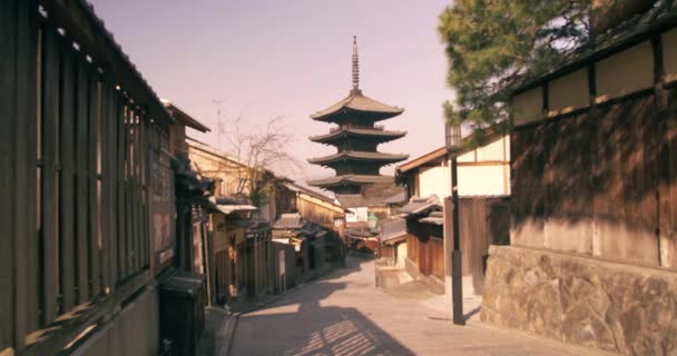Μεγάλη συρόμενο πυροβολισμό του ναού στην πόλη Κιότο, Ιαπωνία — Αρχείο Βίντεο