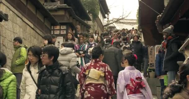 Široký záběr na dívky oblečené v kimonu, chůze po starých schodech, Kyoto, Japonsko — Stock video