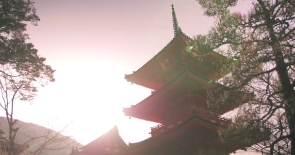 Schot van ochtend zonsopgang overgang Kyoto tempel in Japan — Stockvideo