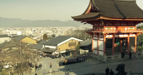 Широкоугольный снимок храма Киото с видом на город Киото, Япония — стоковое видео