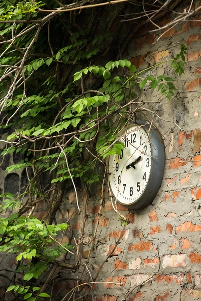 Παλιό ρολόι στον τοίχο — Φωτογραφία Αρχείου