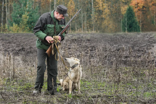Männlicher Jäger mit Hund — Stockfoto