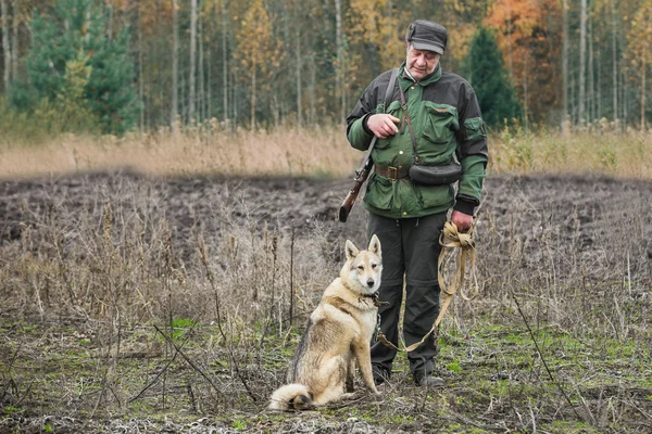 Manliga jägare med hund — Stockfoto