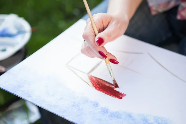 Woman painting outdoors — Stock Photo, Image