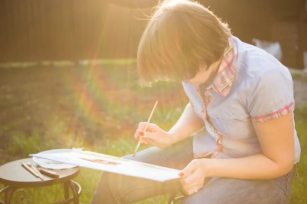 Femme peinture en plein air — Photo