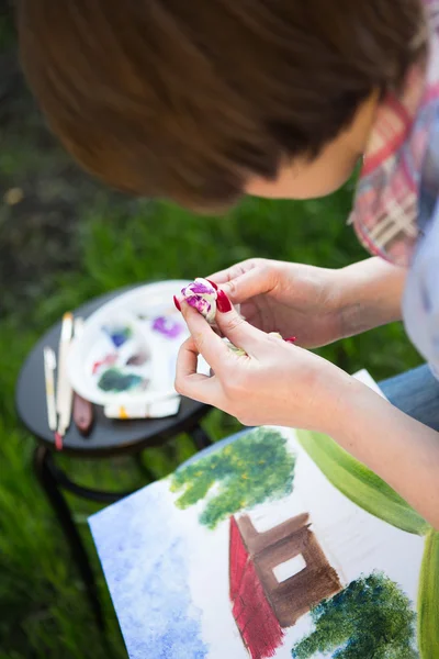 Žena v malování venku — Stock fotografie