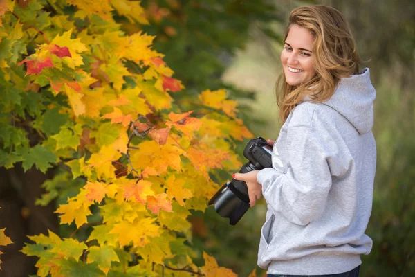 Fotoğrafçı kız, akçaağaç — Stok fotoğraf