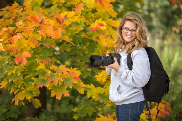 Fotoğrafçı kız, akçaağaç — Stok fotoğraf