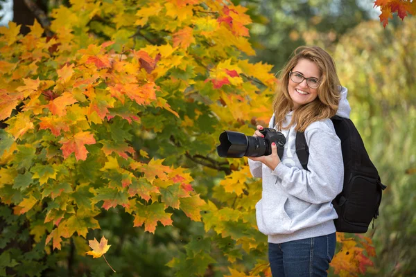 Fotoğrafçı kız, akçaağaç — Stok fotoğraf