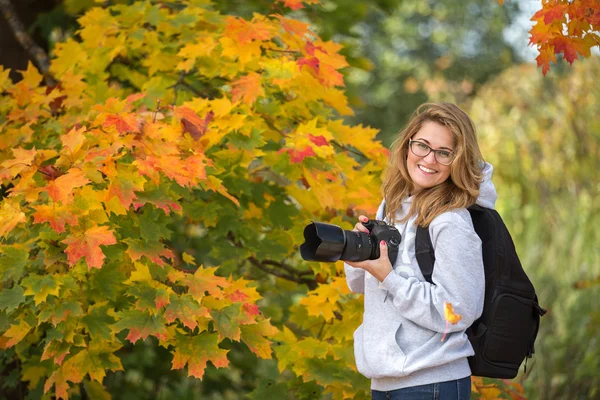 Fotoğrafçı kız, akçaağaç — Stok fotoğraf