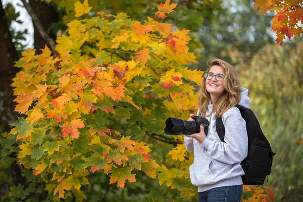 Fotoğrafçı kız, akçaağaç — Stok fotoğraf