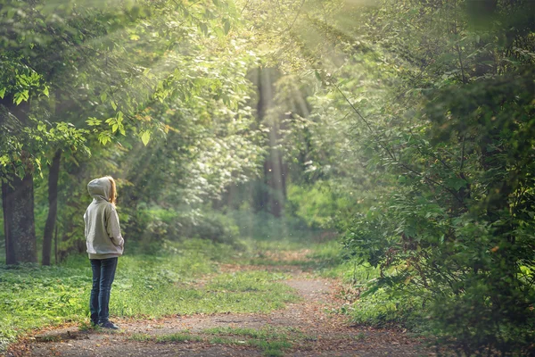 Nő a tavaszi park — Stock Fotó