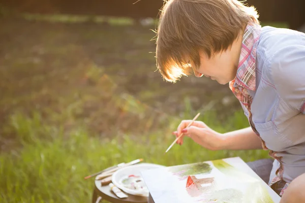 Woman in painting outdoors — Stock Photo, Image