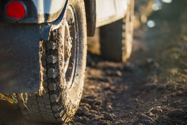 Fragment van de auto op weg — Stockfoto