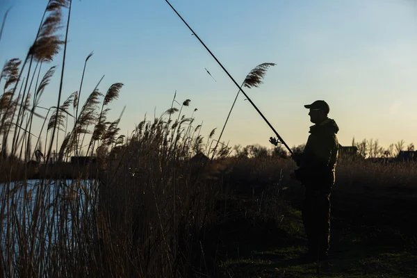 Visserssilhouet bij zonsondergang — Stockfoto