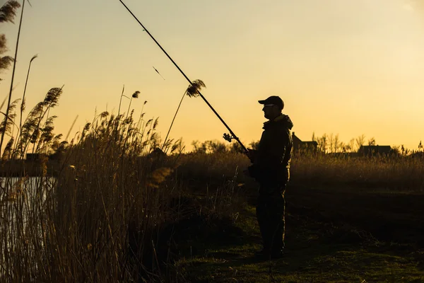 Visserssilhouet bij zonsondergang — Stockfoto