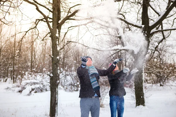 Casal feliz no parque de inverno — Fotografia de Stock