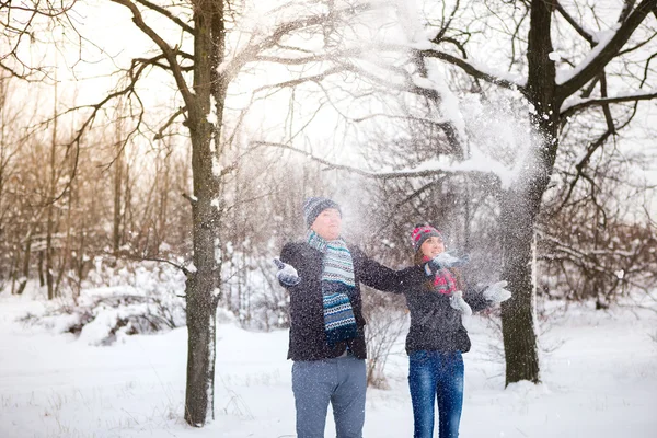 Ευτυχισμένο ζευγάρι στο πάρκο του χειμώνα — Φωτογραφία Αρχείου