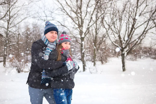 Casal feliz no parque de inverno — Fotografia de Stock