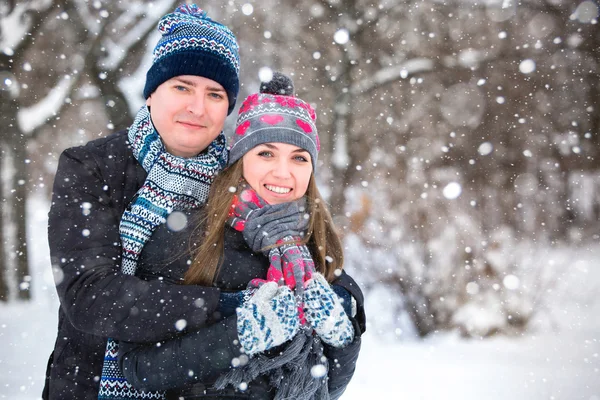 Casal feliz no parque de inverno — Fotografia de Stock