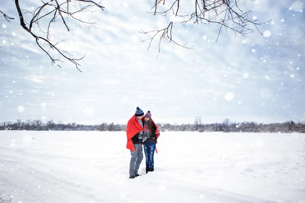 Gelukkige paar in winter park — Stockfoto