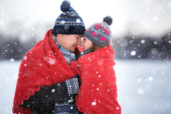 Casal feliz no parque de inverno — Fotografia de Stock