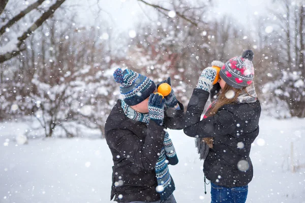 Szczęśliwa para w winter park — Zdjęcie stockowe