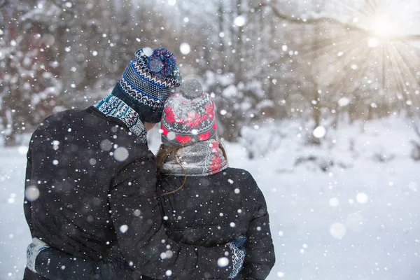 Happy couple in winter park — Stock Photo, Image