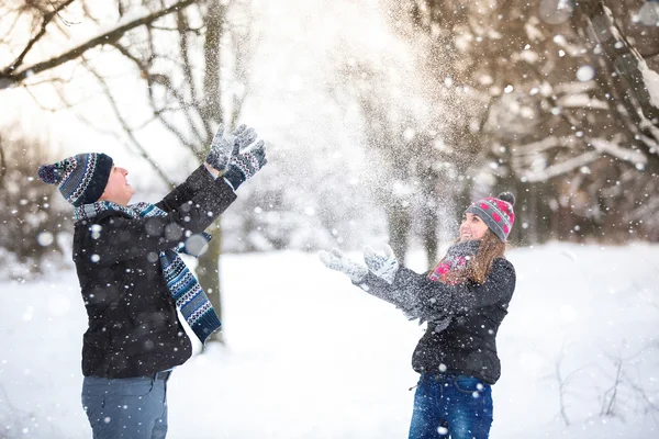 Pareja feliz en el parque de invierno — Foto de Stock