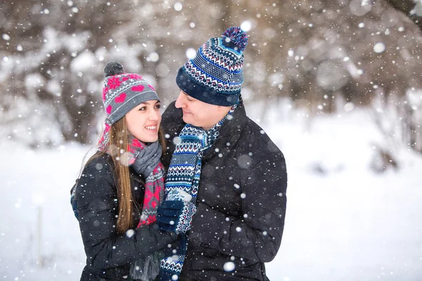 Щаслива пара в зимовому парку — стокове фото