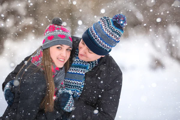 Pareja feliz en el parque de invierno — Foto de Stock