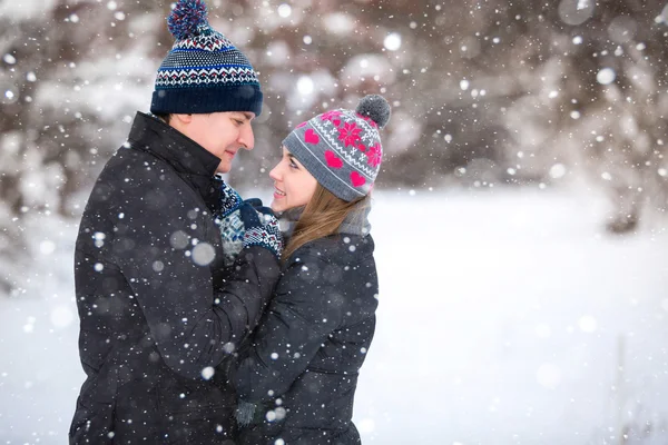 Pareja feliz en el parque de invierno — Foto de Stock